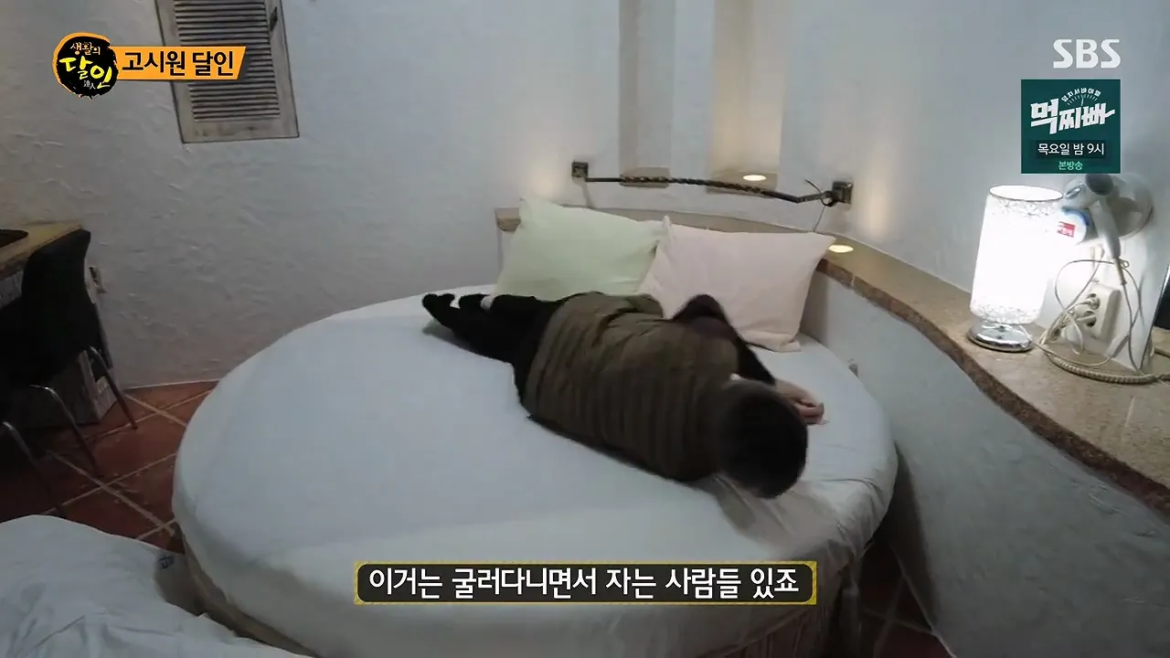 처음 본 사람은 빵 터진다는 어느 고시원의 침대.jpg