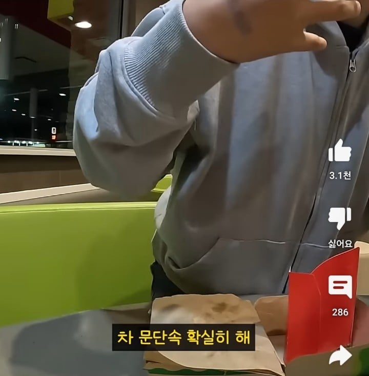 미국 시골마을에서 말 걸어온 경찰 만나고 착잡해진 한국인..jpg