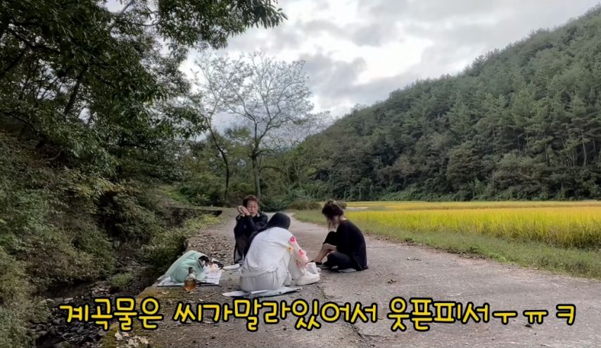 친구말 듣고 계곡에 비키니 입고온 여자.jpg