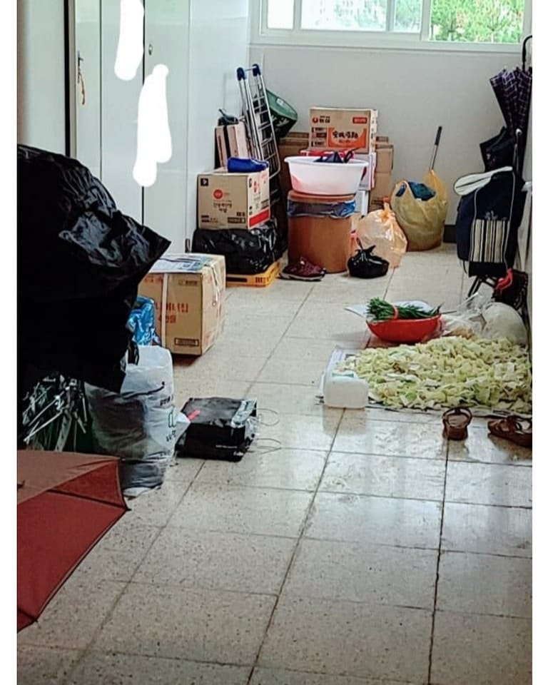 아파트 복도 대환장 파티.jpg