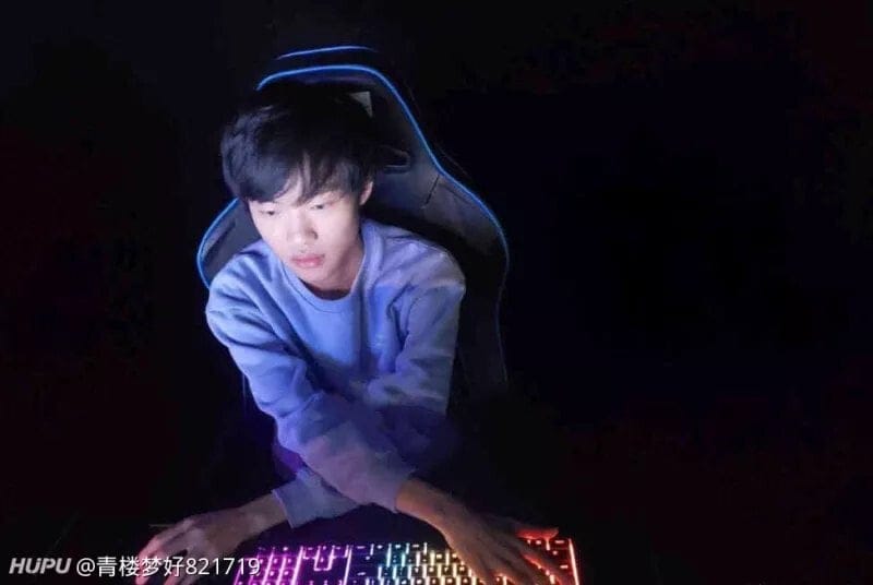 특이한 자세로 게임하던 중국프로게이머 .jpg