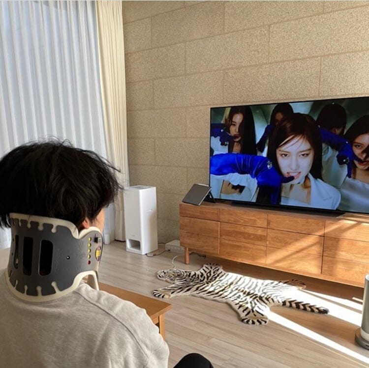어떤 웹툰작가가 목보호대를 하게된 이유