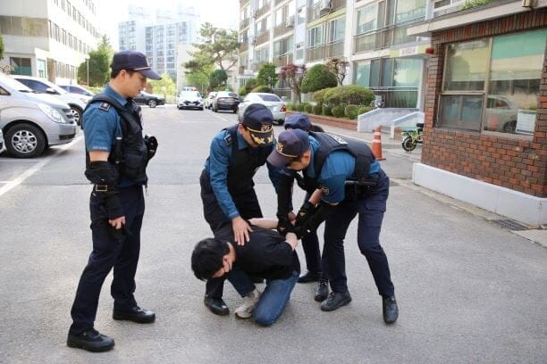 아니 애기 딸랑이 사준 것 뿐이라구요!