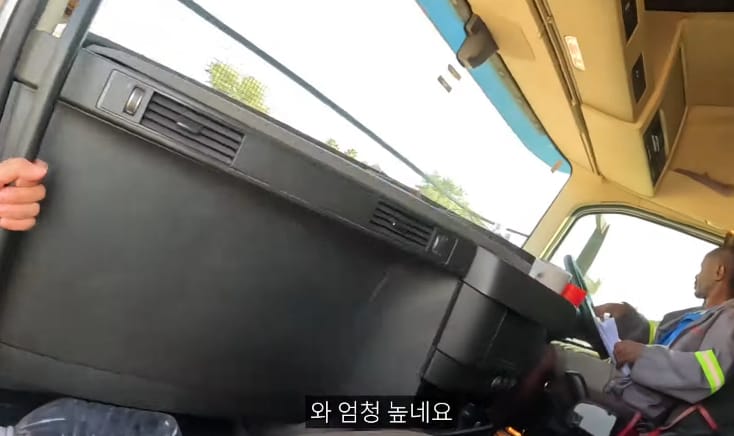 현지인이 히치하이킹해도 된다고 먼저 권하는 아프리카 국가.jpg
