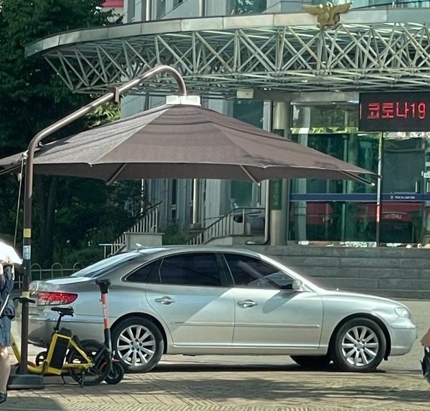 횡단보도 그늘막 잘 쓰고 있습니다^^