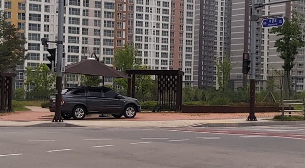 횡단보도 그늘막 잘 쓰고 있습니다^^