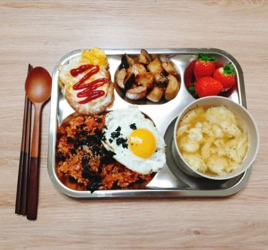 정량만 먹게된다는 식판 다이어트.jpg
