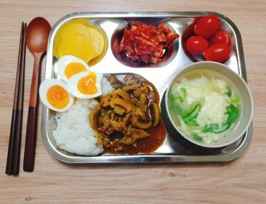 정량만 먹게된다는 식판 다이어트.jpg