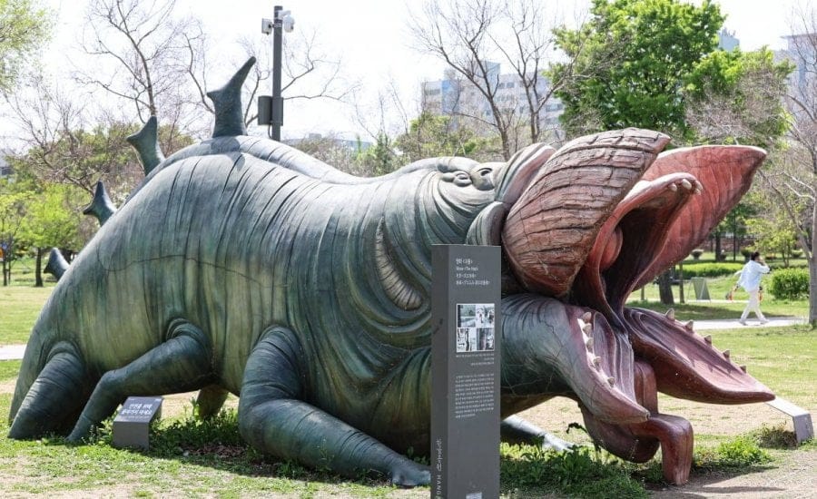 한강 괴물 조형물 근황..jpg