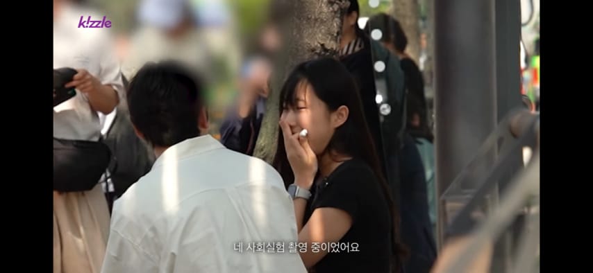 잘생긴 남자가 자꾸 쳐다본다면?