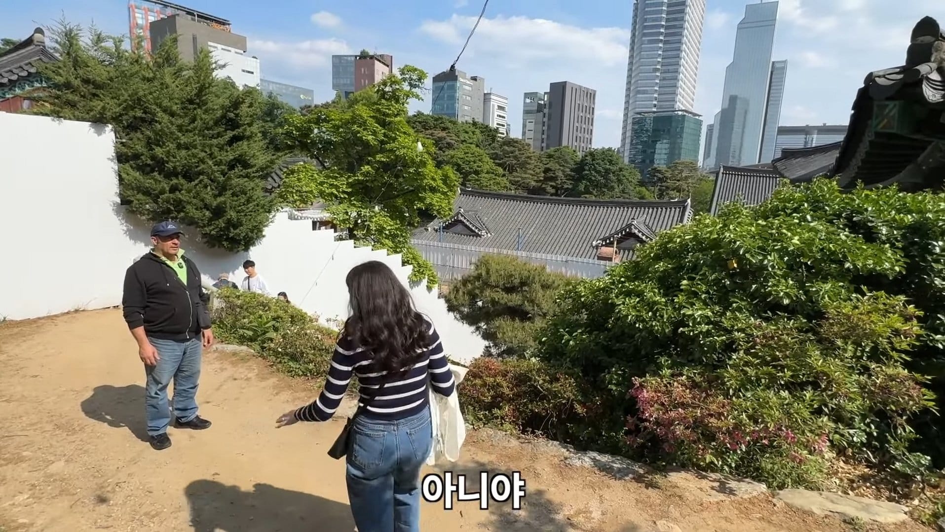 봉은사에서 나치의 흔적을 발견한 외국인