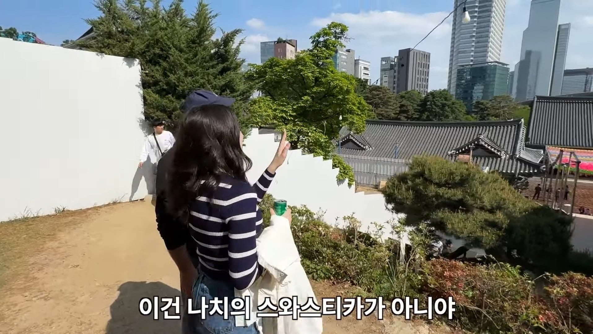 봉은사에서 나치의 흔적을 발견한 외국인
