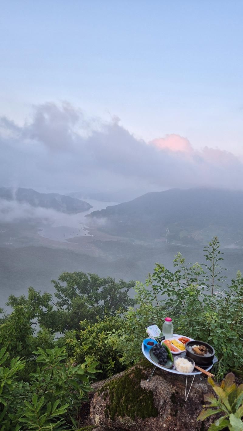 보배아재의 산위에서 먹는 식사.jpg