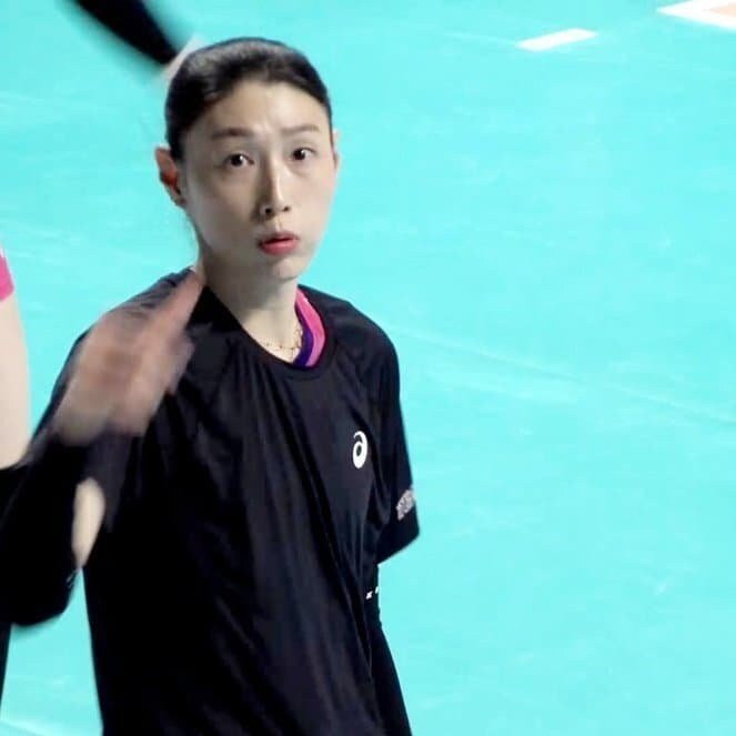 김연경 사진 찍다가 공에 맞은 사람.jpg