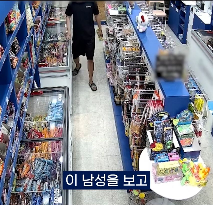 무인 아이스크림 매장에 왔다가 갇힌 남성.jpg