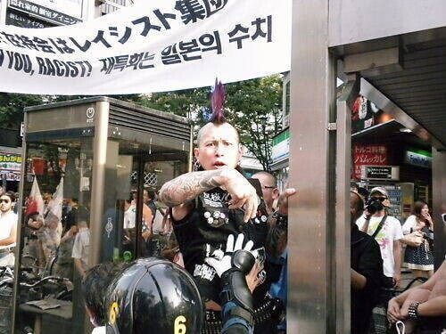 얼굴과 복장은 무섭지만 사실은 아군임