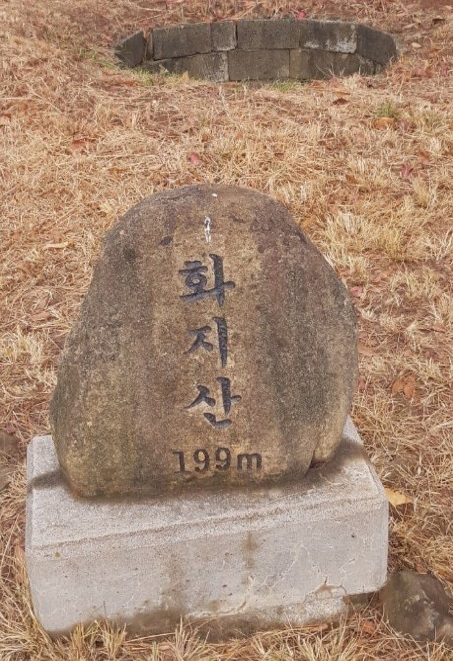 자기 아들이 잘못했다고 알몸 등산시킨 부모.jpg