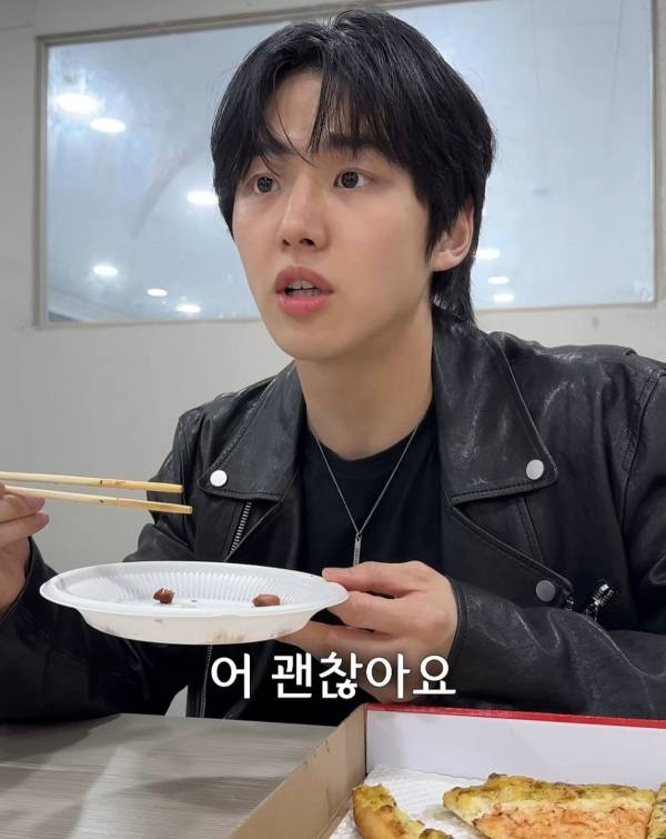 남자 아이돌이 빡세게 관리할때 먹는 하루 세끼 음식량.jpg