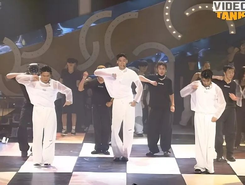 90년대 키2미터 였던 아이돌 센터.gif
