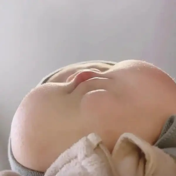 오동통한 아기볼을 아래에서 보면.jpg