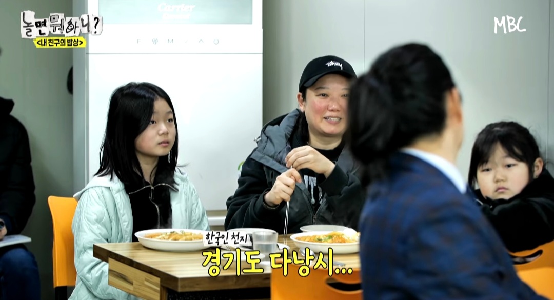  옆 테이블 손님에게 실수를 너무 많이 해서ㅋㅋ 떡볶이 값을 내준 유재석ㅋㅋ