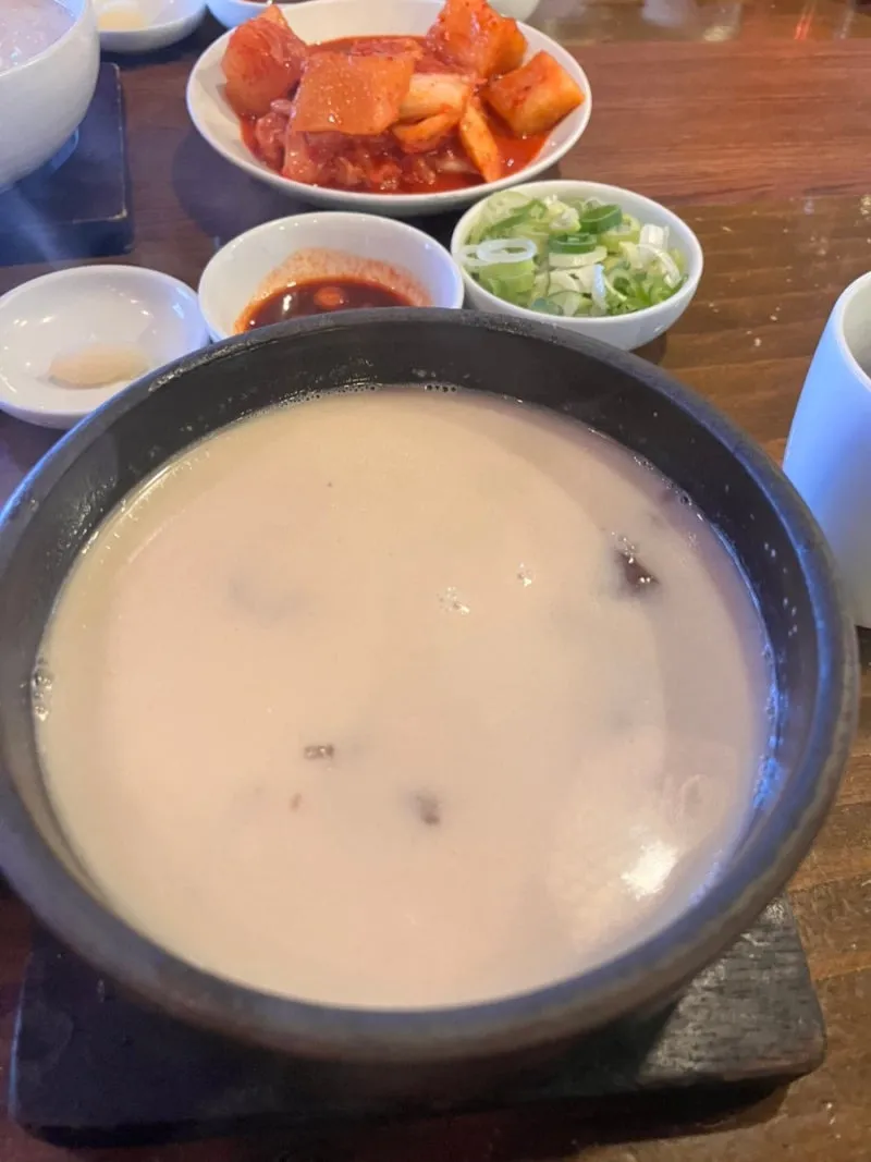 부산에서 판다는 22000원 곰탕.jpg