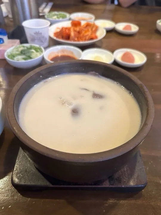 부산에서 판다는 22000원 곰탕.jpg