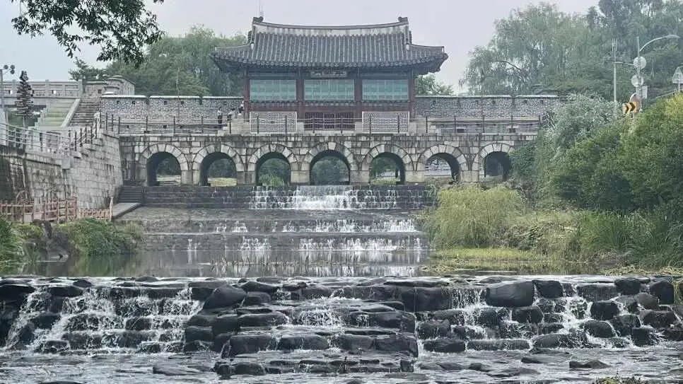 한국에 성지 찾아온 일본인.jpg