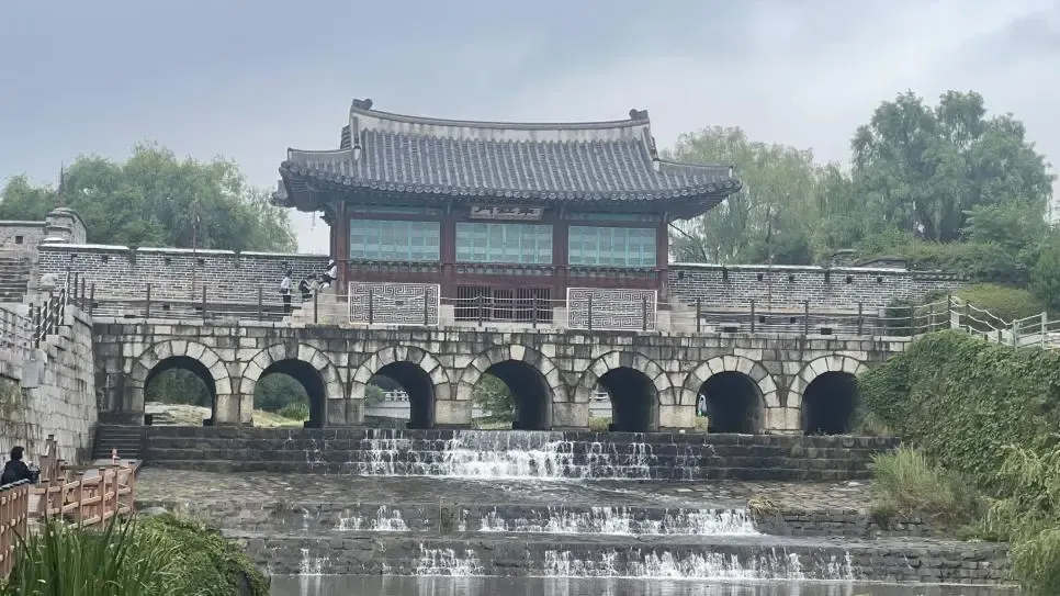 한국에 성지 찾아온 일본인.jpg