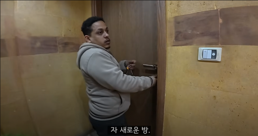 호텔 예약했더니 무덤 뷰 안내해준 직원, 컴플레인 건다 VS 안건다