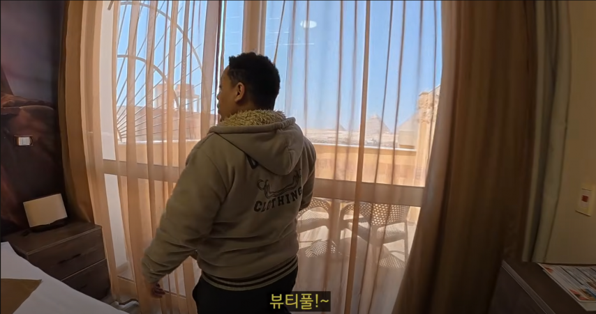 호텔 예약했더니 무덤 뷰 안내해준 직원, 컴플레인 건다 VS 안건다