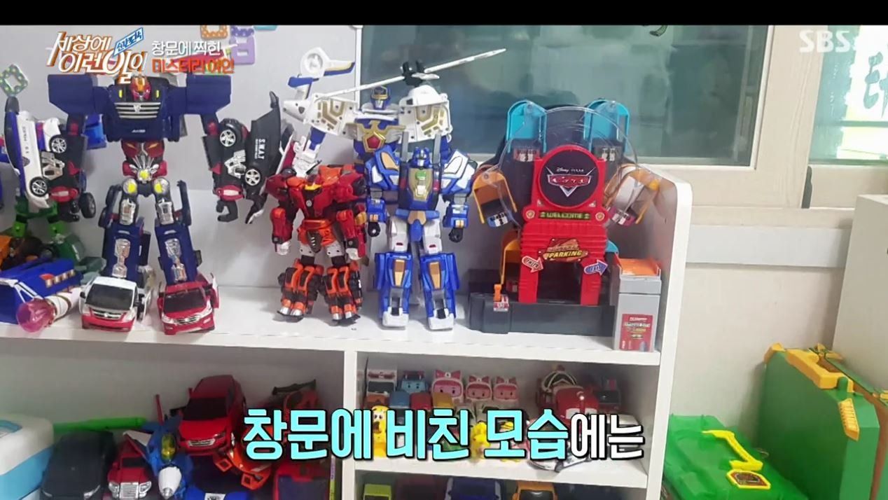 집 창문에 찍힌 여인의 정체