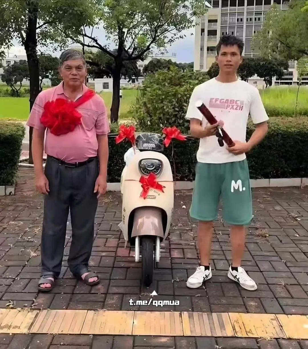 선물로 전기오토바이를 사준 아버지