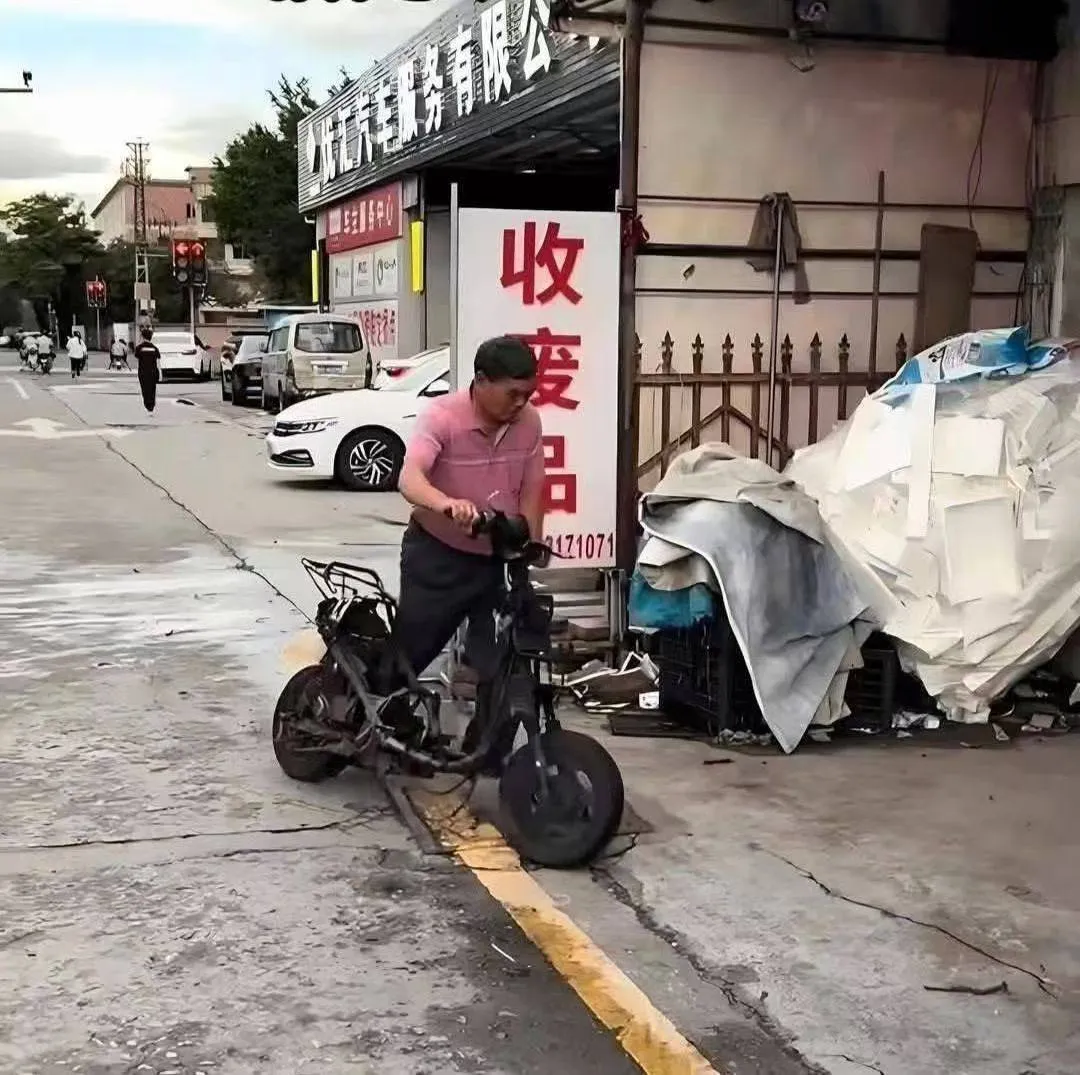 선물로 전기오토바이를 사준 아버지