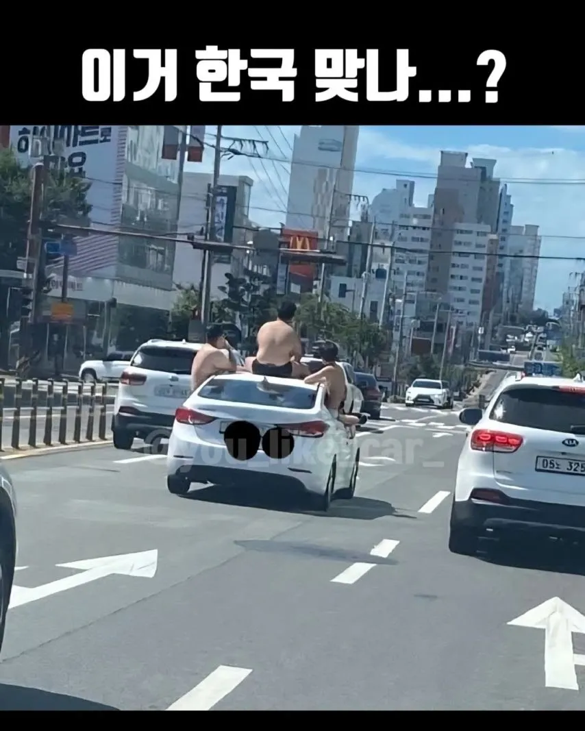 울산 해수욕장 근처 웃통벗고 차에서 달리는 남자들