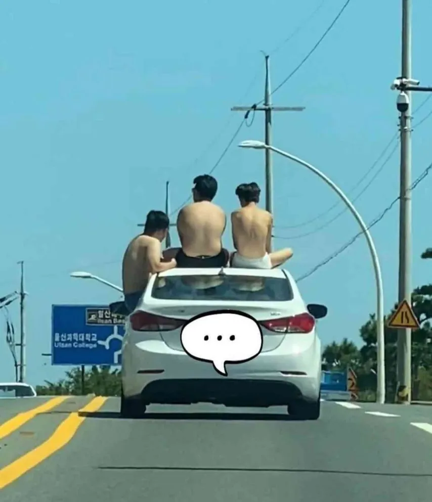 울산 해수욕장 근처 웃통벗고 차에서 달리는 남자들