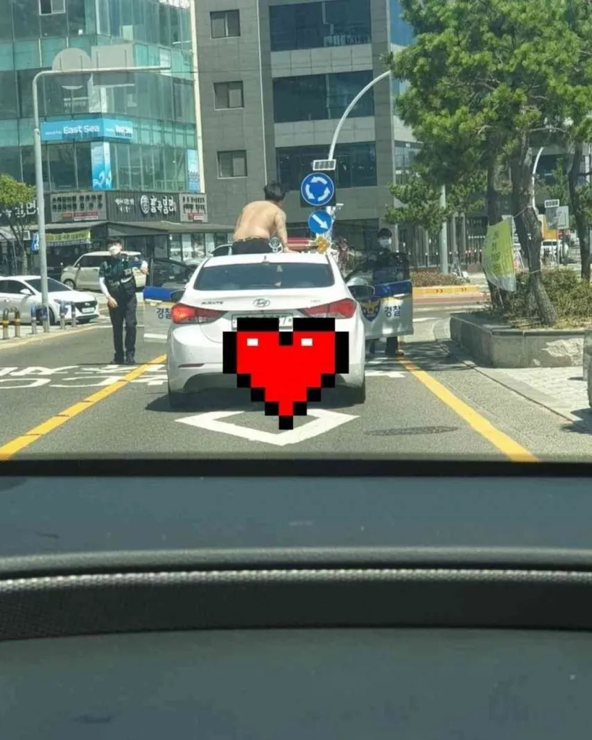 울산 해수욕장 근처 웃통벗고 차에서 달리는 남자들