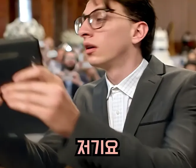 결혼식에서 킹스맨 찍는 앱등이 vs 삼엽충