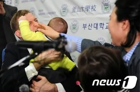 해외에서 주기적으로 올라온다는 bbc 레전드 사건...gif