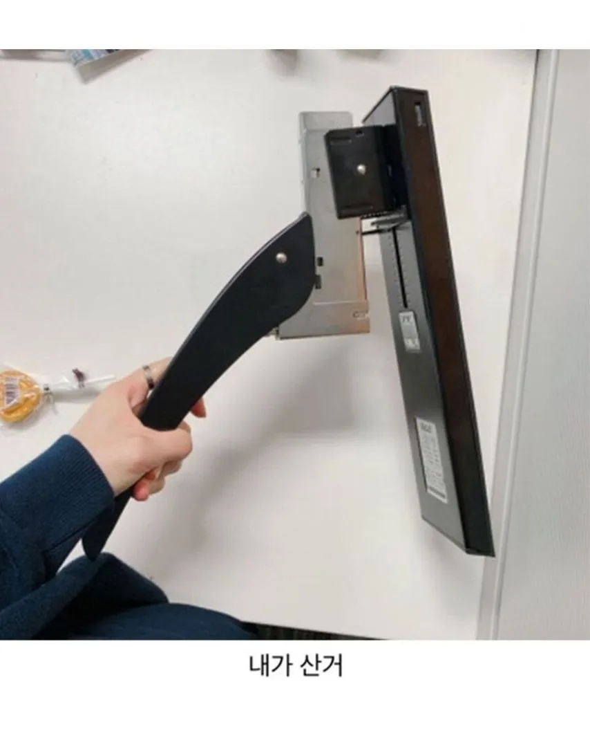 손이 큰 여직원.