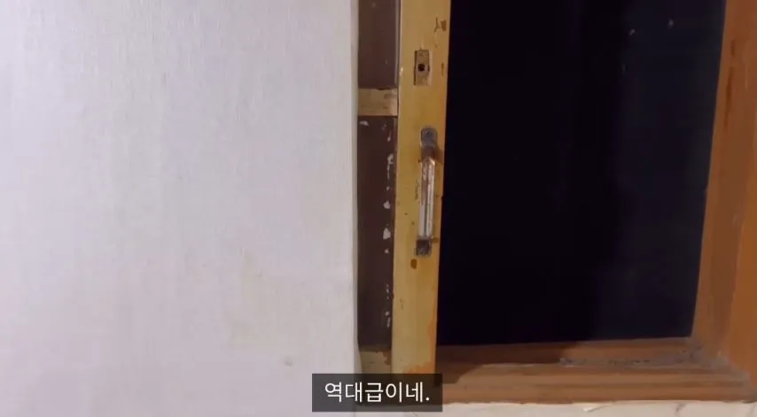 약혐)1만5천원 여인숙 체험한 유튜버.jpg