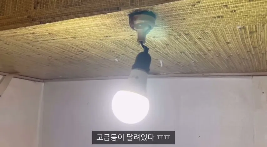 약혐)1만5천원 여인숙 체험한 유튜버.jpg