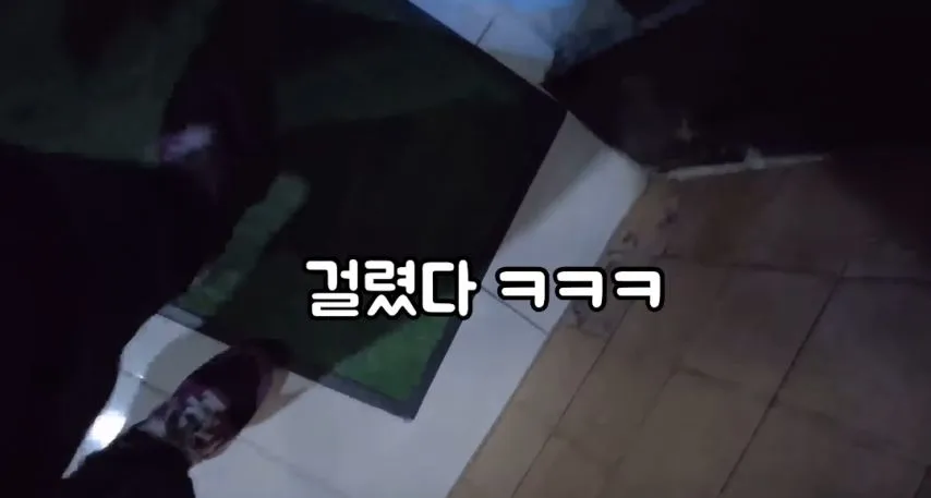 약혐)1만5천원 여인숙 체험한 유튜버.jpg