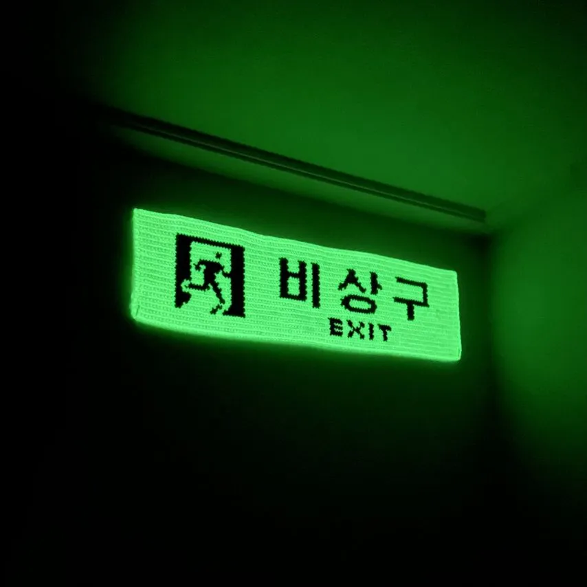야광실로 뜨개질하기.