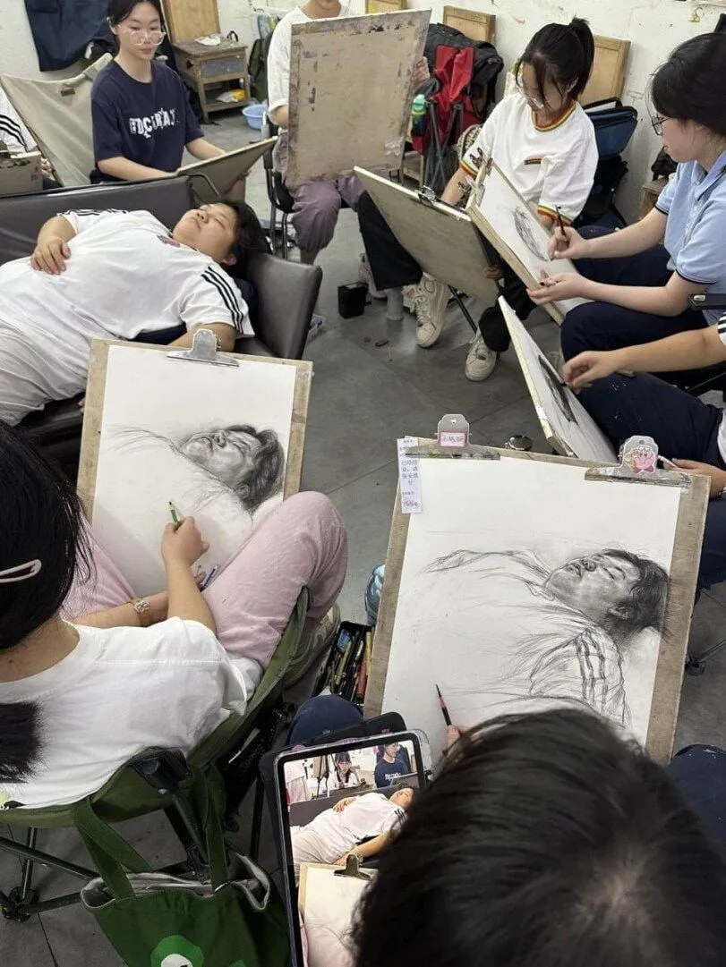 미대수업 중 잠 자다가 대참사 .jpg