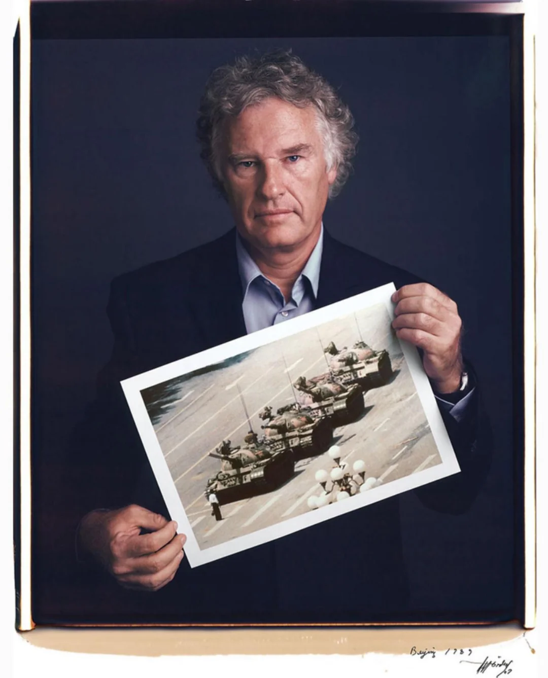 자신의 대표작을 들고 있는 사진작가들.webp