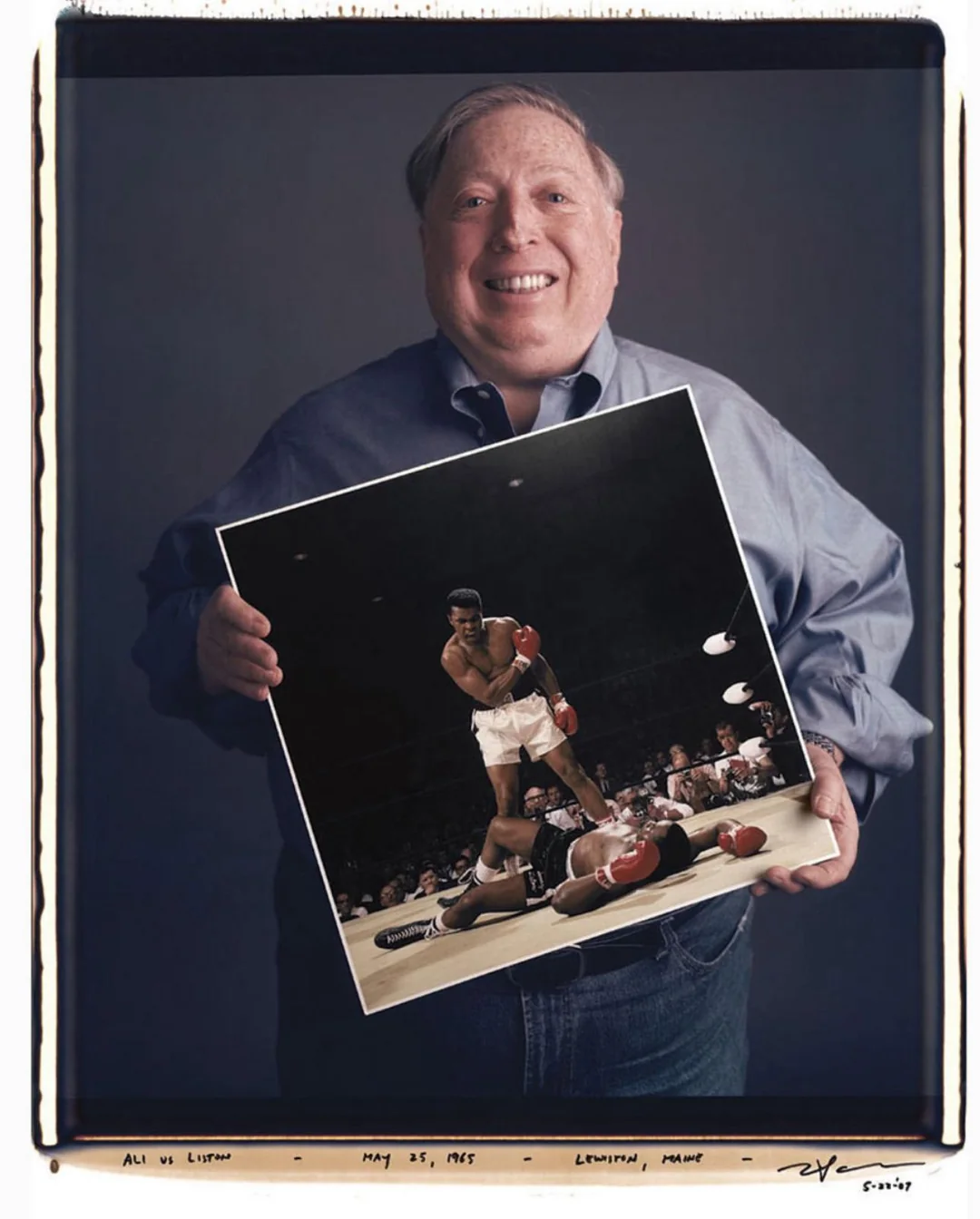 자신의 대표작을 들고 있는 사진작가들.webp