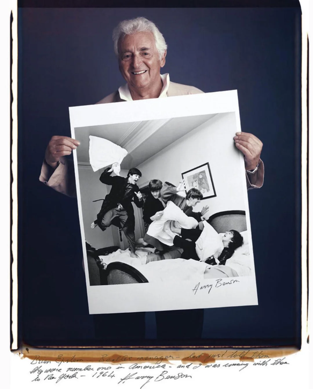 자신의 대표작을 들고 있는 사진작가들.webp