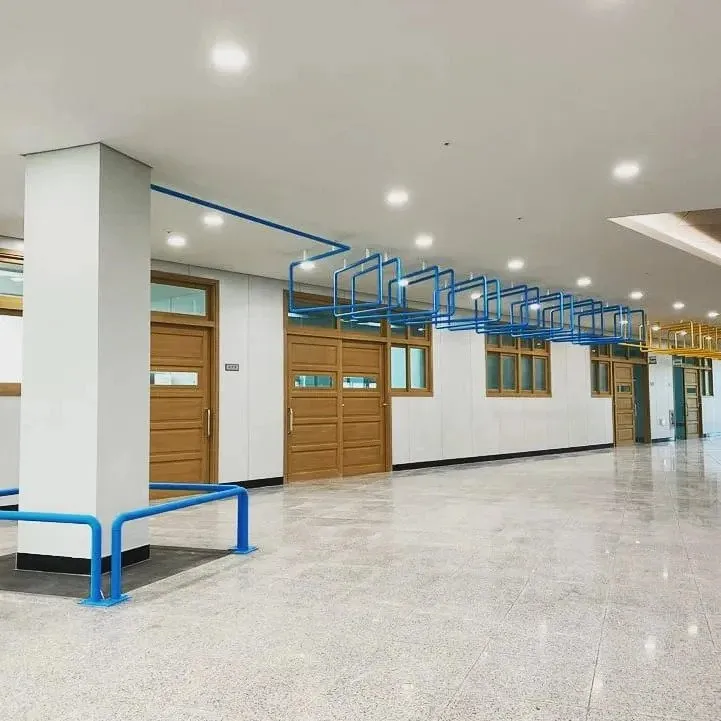 중학교 복도에 설치한 철봉 근황