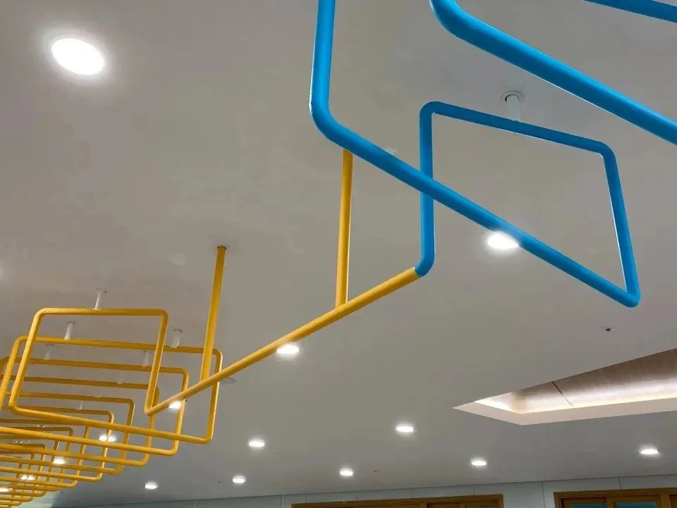 중학교 복도에 설치한 철봉 근황